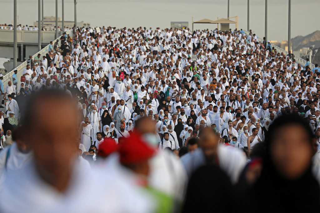 الحجاج يرمون جمرة العقبة الكبرى في ختام أكبر موسم حج منذ 2019