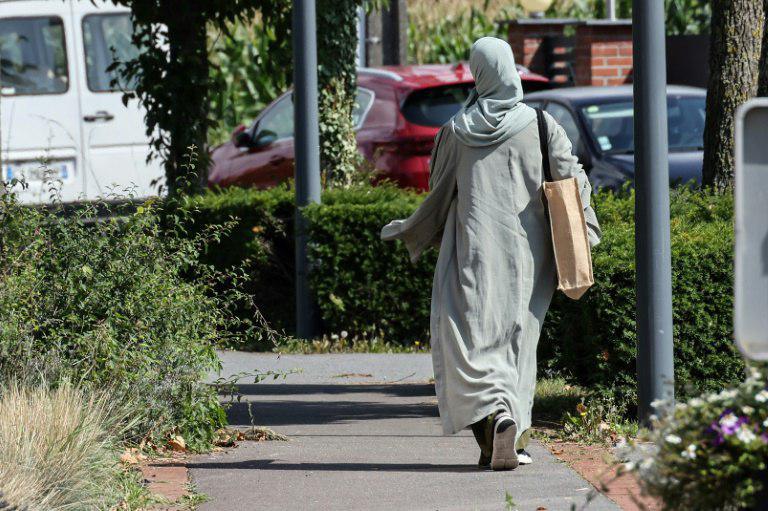 جدل جديد حول الإسلام في فرنسا مع حظر العباءة في المدرسة