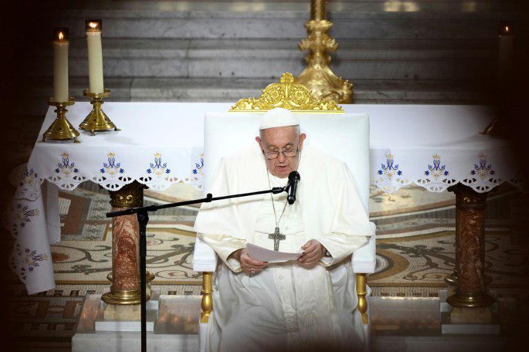البابا فرنسيس يحذر من "العبث بالحياة" قبيل مناقشة قانون عن الموت الرحيم في فرنسا