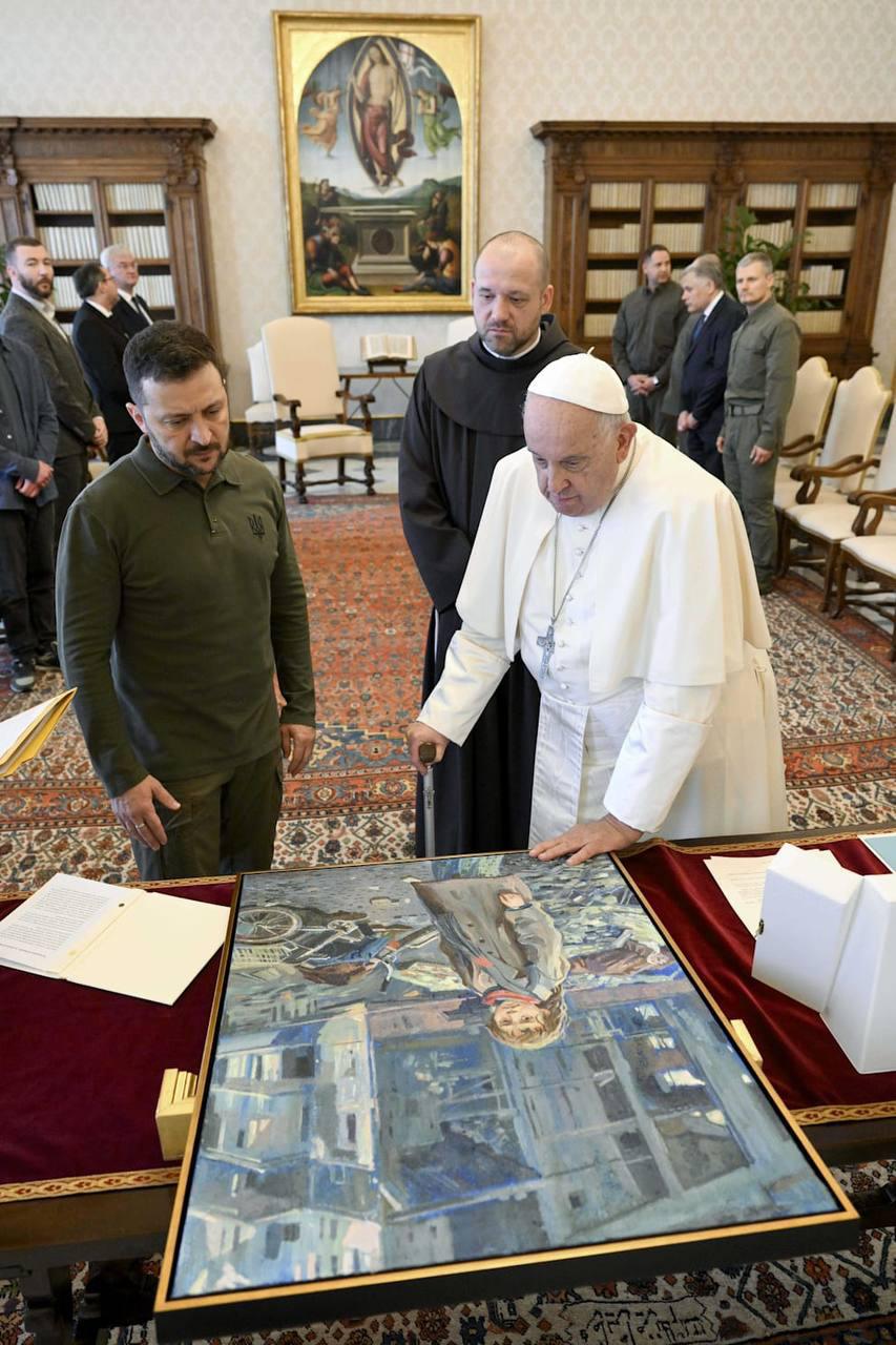 زيلينسكي يهدي البابا لوحة "مذبحة بوتشا": رسالة فنية من قلب الصراع