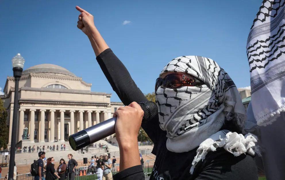 ترامب يحرم جامعة كولومبيا من 400 مليون دولار بسبب "عدم بذل جهود كافية لمكافحة معاداة السامية" ترامب يحرم جامعة كولومبيا من 400 مليون دولار بسبب "عدم بذل جهود كافية لمكافحة معاداة السامية"