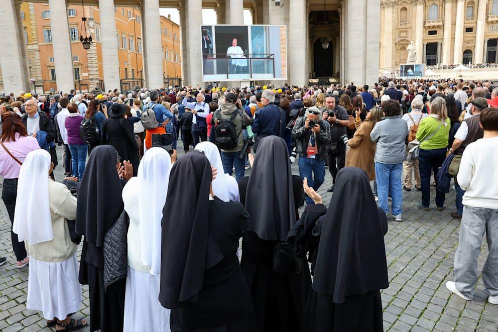 تعافي البابا فرنسيس من الالتهاب الرئوي وعودته إلى مهامه في الفاتيكان تعافي البابا فرنسيس من الالتهاب الرئوي وعودته إلى مهامه في الفاتيكان