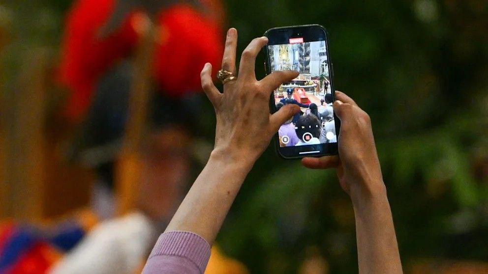 المعزون للبابا فرانسيس يقولون إن الصور الشخصية مع جثته غير محترمة المعزون للبابا فرانسيس يقولون إن الصور الشخصية مع جثته غير محترمة