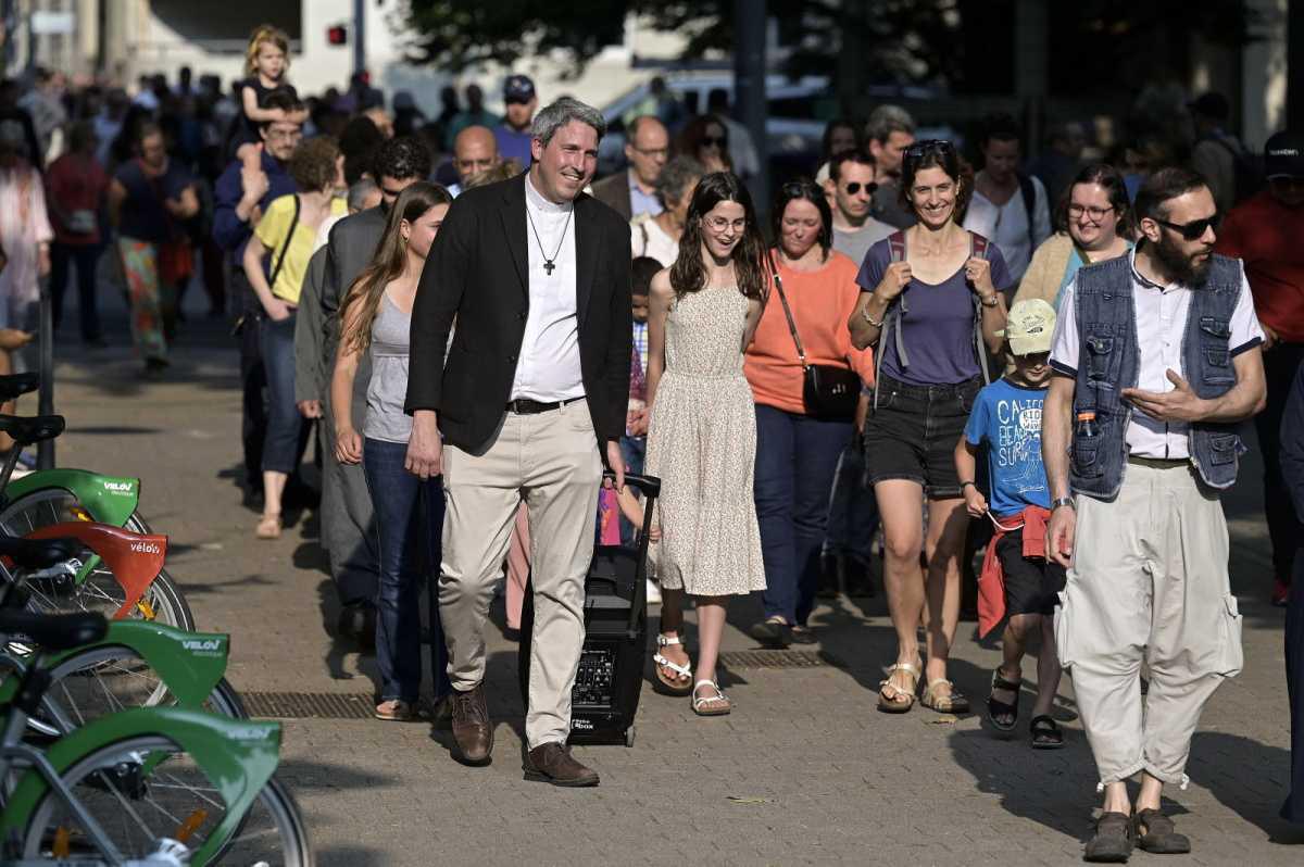 مسيرة بين الأديان في فيلوربان: المسلمون واليهود والمسيحيون يتحدون ضد الكراهية مسيرة بين الأديان في فيلوربان: المسلمون واليهود والمسيحيون يتحدون ضد الكراهية