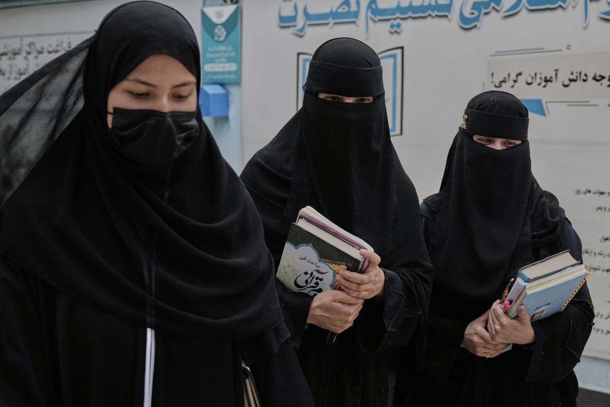 فتيات أفغانيات يحوّلن المدارس الدينية إلى ملاذ أخير في وجه إغلاق التعليم النظامي