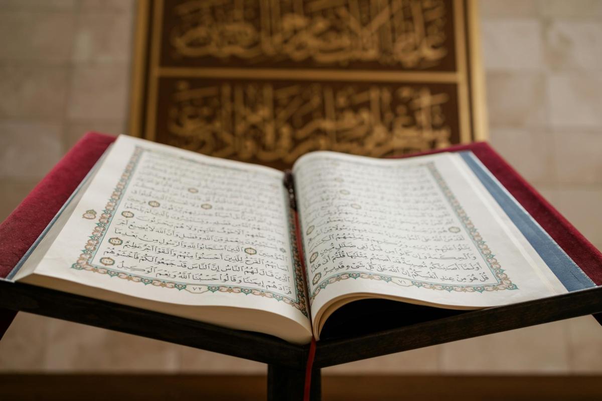 حكم بالسجن على رجل أحرق نسخة من القرآن أمام مسجد في فيلوربان