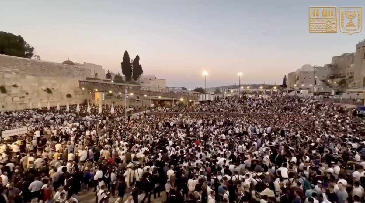 آلاف اليهود يتجمعون عند الحائط الغربي لإحياء صلاة الختام في التاسع من آب ويغنون ترانيم انتظار المسيح