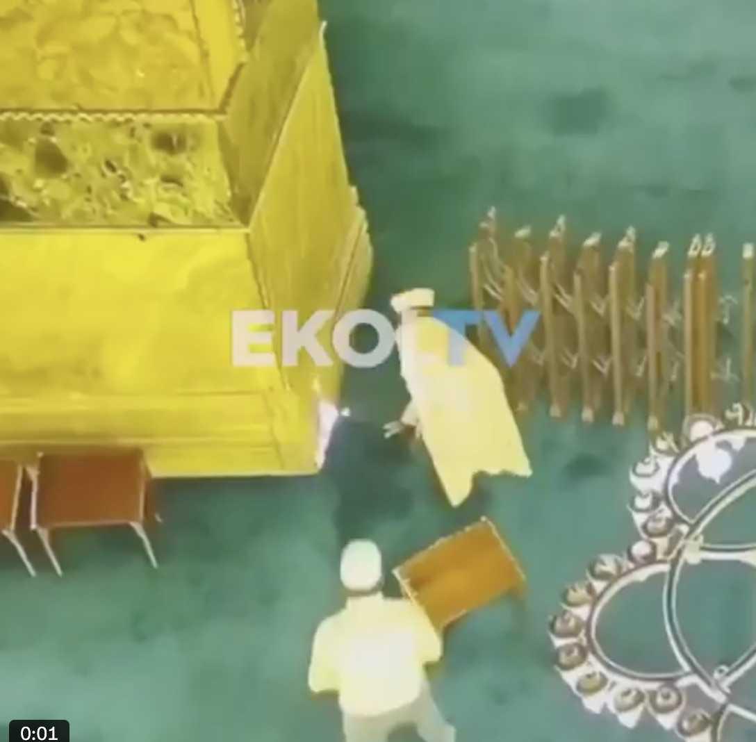 محاولة إحراق مسجد آيا صوفيا في إسطنبول: يقظة الأمن والزوار تجهض جريمة خطيرة