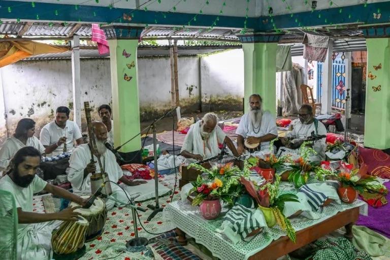 تصاعد الضغط على المنشدين الصوفيين في بنغلادش: هجمات على الأضرحة وإلغاء حفلات تحت تهديد الإسلاميين