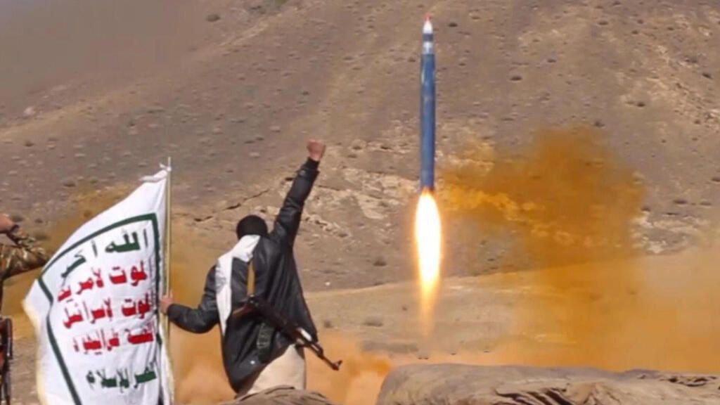 القوات السعودية تعترض صواريخ حوثية فوق سماء المدينة المنورة القوات السعودية تعترض صواريخ حوثية فوق سماء المدينة المنورة