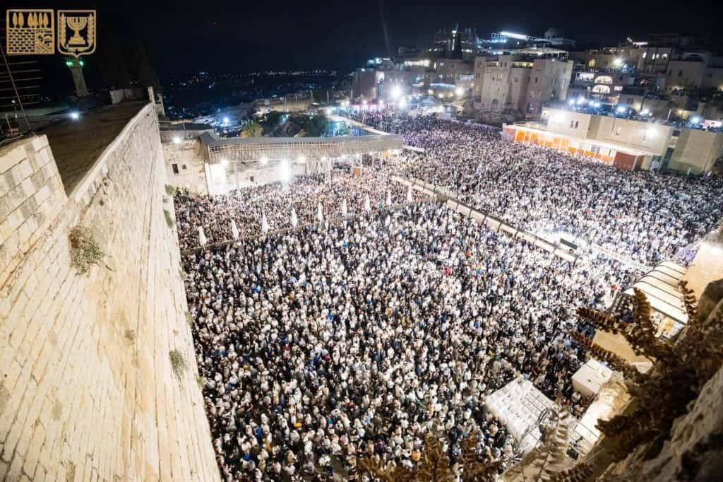 آلاف اليهود يتوافدون إلى حائط البراق لإحياء صلوات "سليخوت" قبل يوم الغفران 