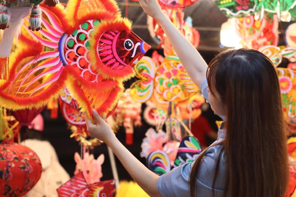 عيد منتصف الخريف يضيء سماء الصين باحتفالاته التقليدية عيد منتصف الخريف يضيء سماء الصين باحتفالاته التقليدية