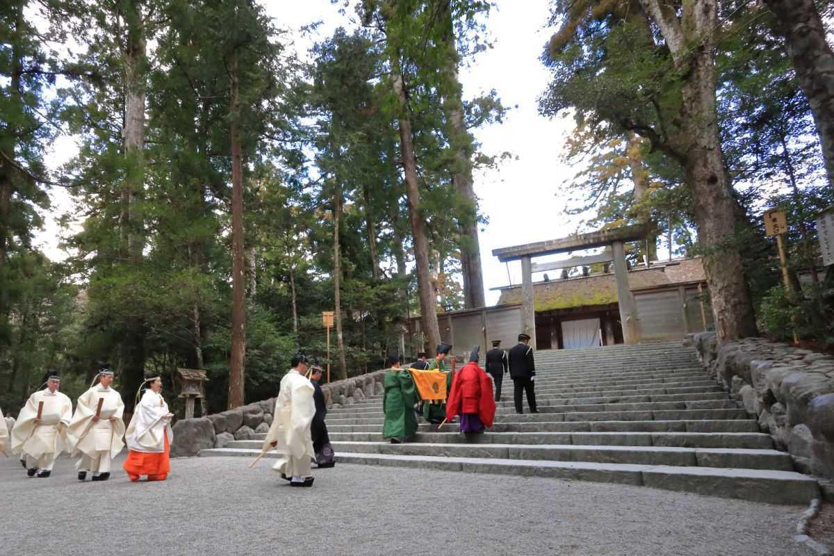 كاننامي-ساي: طقس ياباني لتقديم أول محصول أرز للإلهة أماتيراسو 