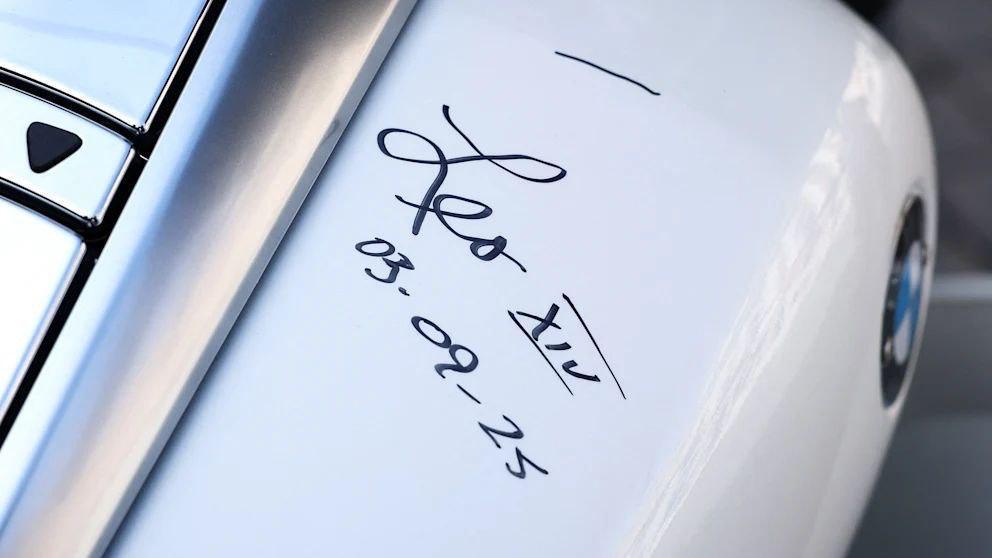 دراجة نارية موقّعة من البابا تُباع بمبلغ استثنائي في ميونخ