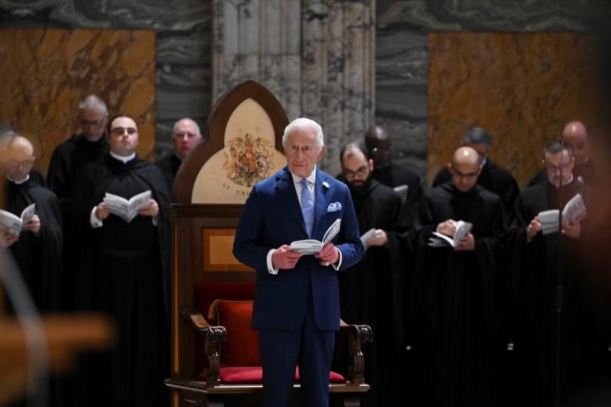 لقاء تاريخي: الملك تشارلز الثالث يصلي مع البابا ليون الرابع عشر في الفاتيكان