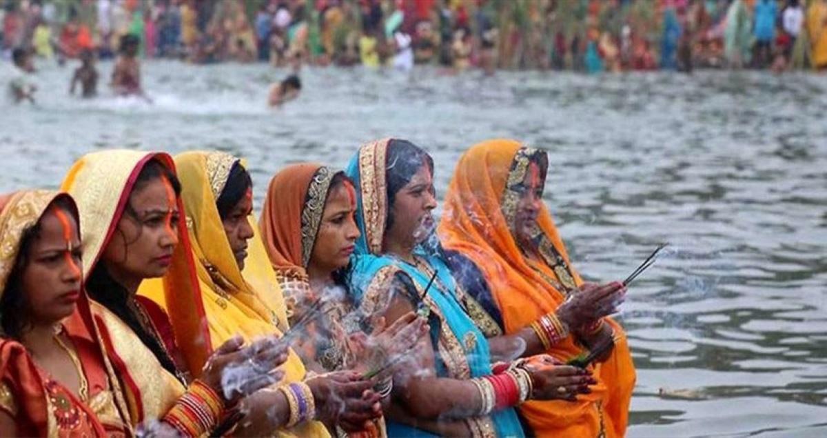 الهند تختتم مهرجان تشاث الهندوسي: آلاف يتجمعون على ضفاف الأنهار احتفاءً بالشمس والطهارة الهند تختتم مهرجان تشاث الهندوسي: آلاف يتجمعون على ضفاف الأنهار احتفاءً بالشمس والطهارة