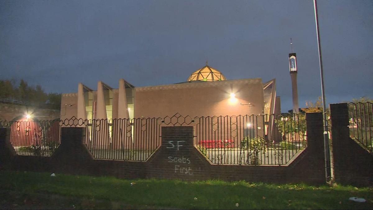 تحقيق في إسكتلندا بعد تخريب أكبر مسجد بغلاسكو بغرافيتي يحمل طابعًا عنصريًا