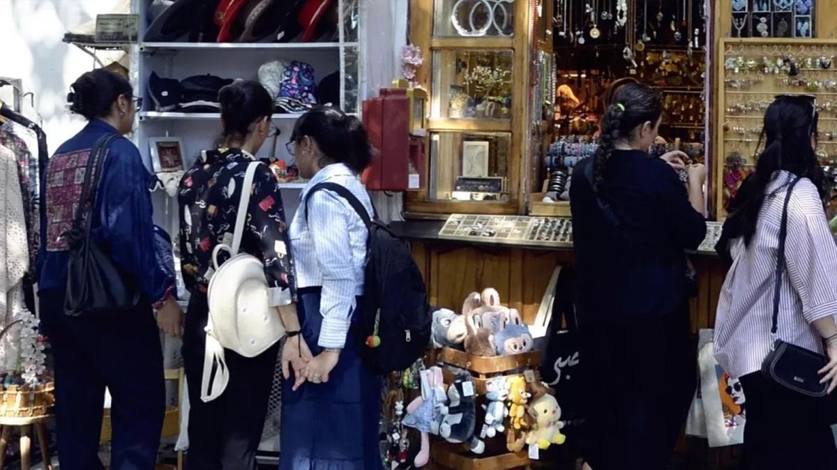 جيل بلا حجاب: النساء يُشعلن التغيير الصامت في إيران جيل بلا حجاب: النساء يُشعلن التغيير الصامت في إيران