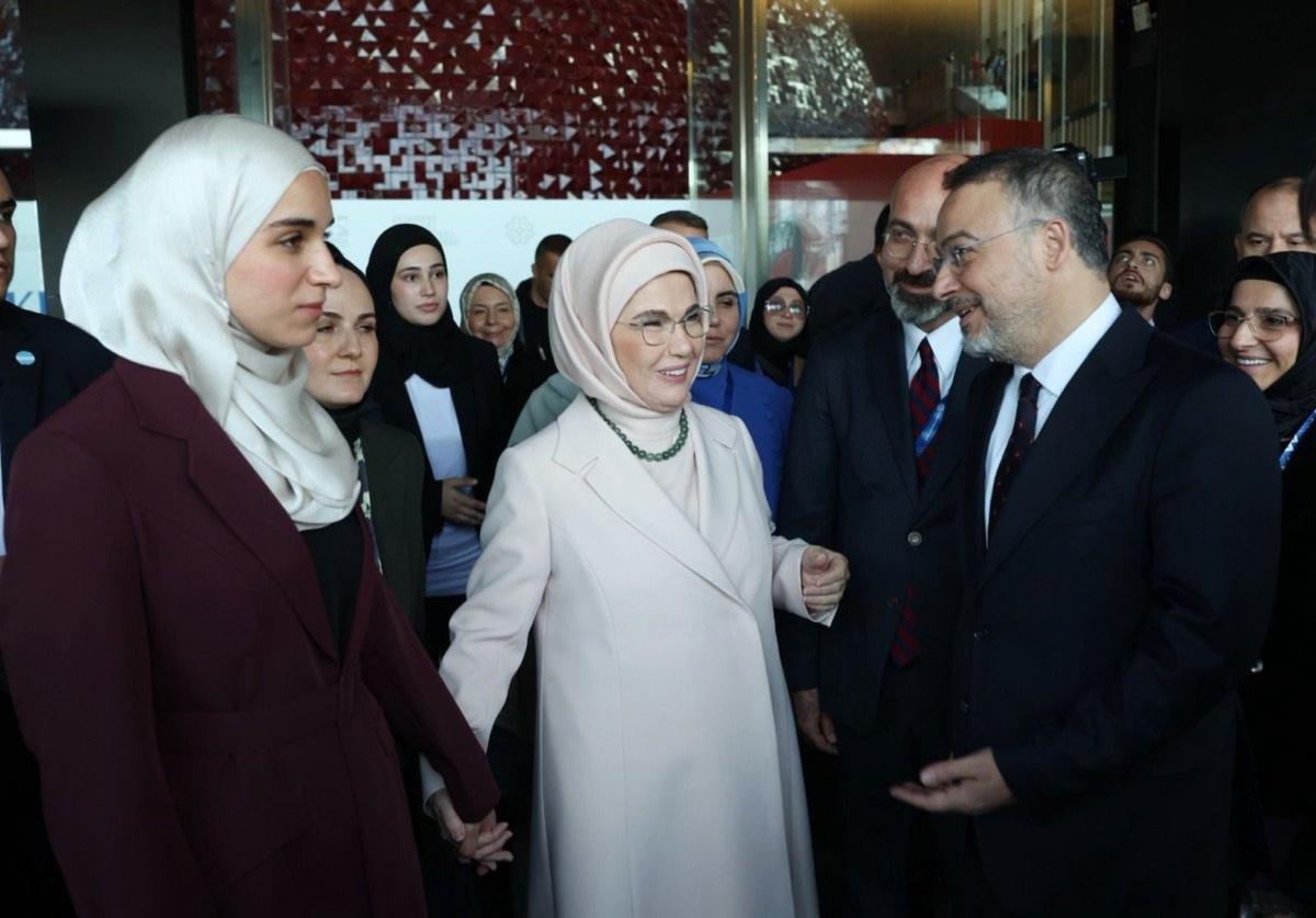 زوجة الرئيس السوري تشارك في القمة التعليمية الخامسة بإسطنبول "لشفاء العالم بالتعليم"