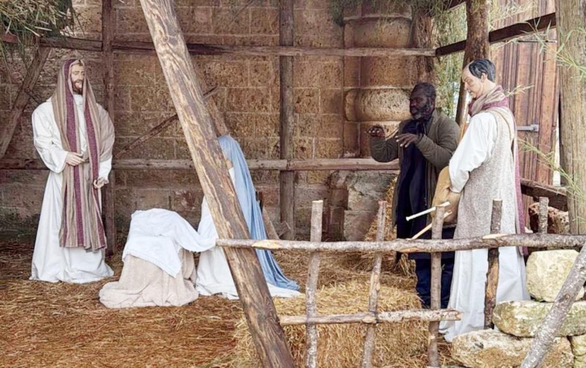 مهاجر غاني يتنكر في زي راعٍ داخل مغارة الميلاد لتفادي الاعتقال مهاجر غاني يتنكر في زي راعٍ داخل مغارة الميلاد لتفادي الاعتقال