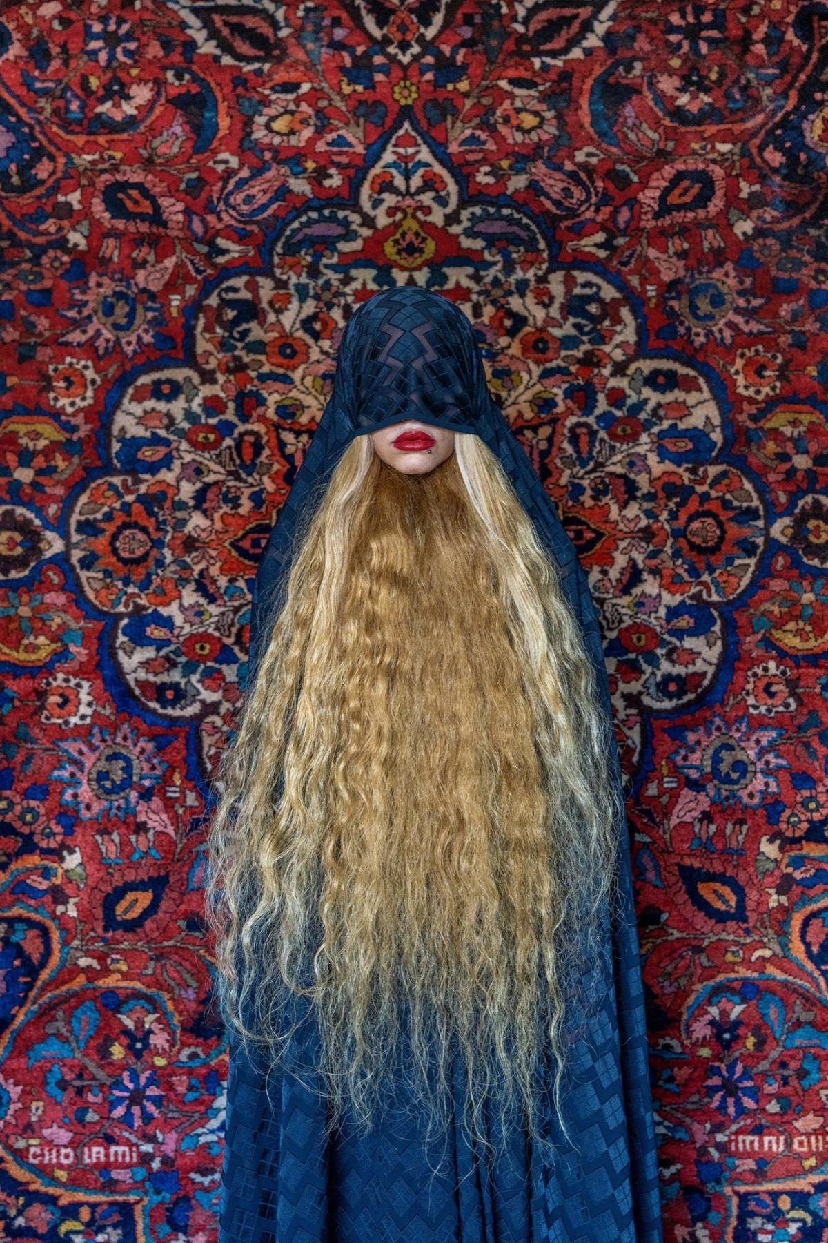 نساء إيران بين السجاد الفارسي وحجاب السلطة: تمرد معلن في صور مموّهة