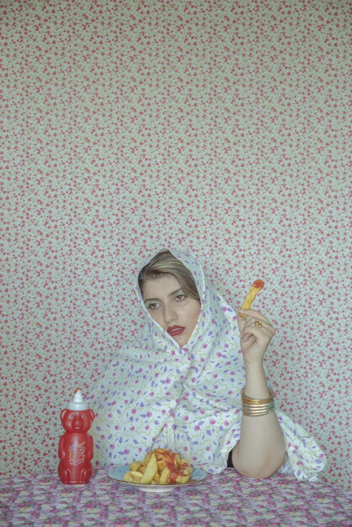 نساء إيران بين السجاد الفارسي وحجاب السلطة: تمرد معلن في صور مموّهة نساء إيران بين السجاد الفارسي وحجاب السلطة: تمرد معلن في صور مموّهة