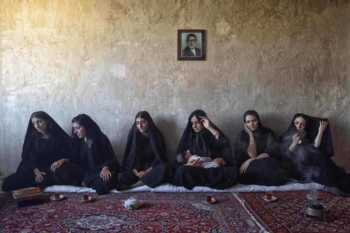 نساء إيران بين السجاد الفارسي وحجاب السلطة: تمرد معلن في صور مموّهة