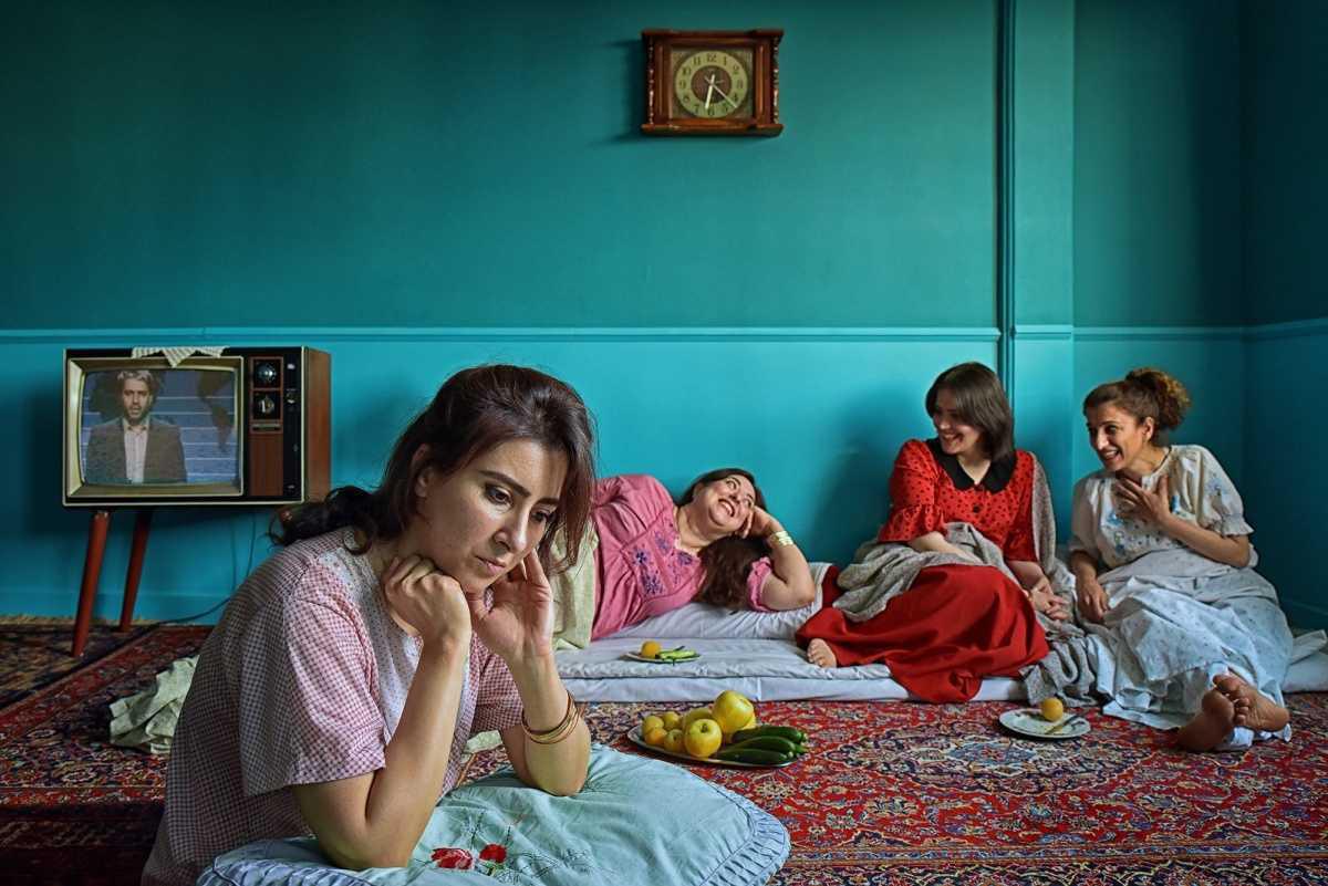 نساء إيران بين السجاد الفارسي وحجاب السلطة: تمرد معلن في صور مموّهة