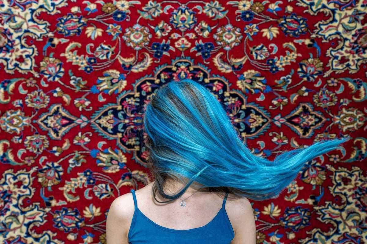 نساء إيران بين السجاد الفارسي وحجاب السلطة: تمرد معلن في صور مموّهة