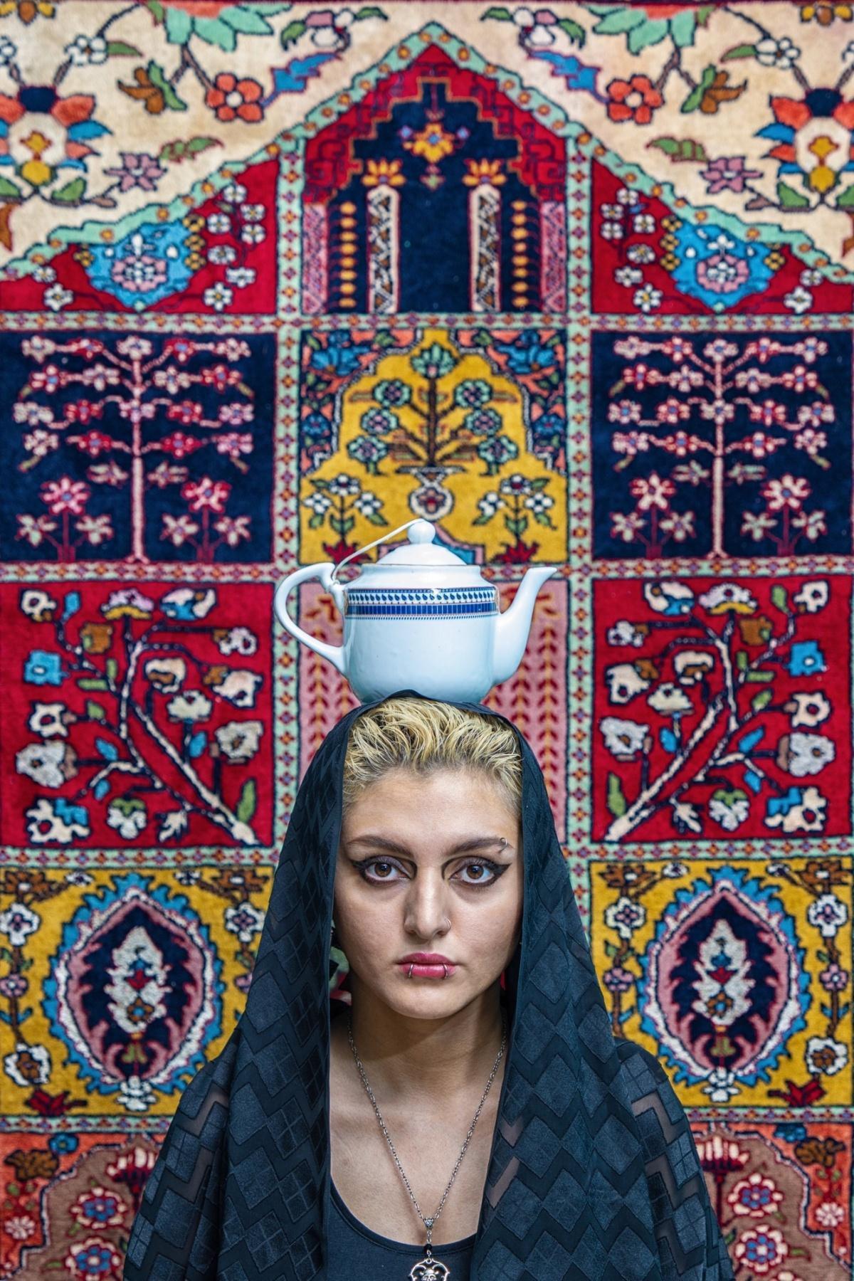 نساء إيران بين السجاد الفارسي وحجاب السلطة: تمرد معلن في صور مموّهة نساء إيران بين السجاد الفارسي وحجاب السلطة: تمرد معلن في صور مموّهة