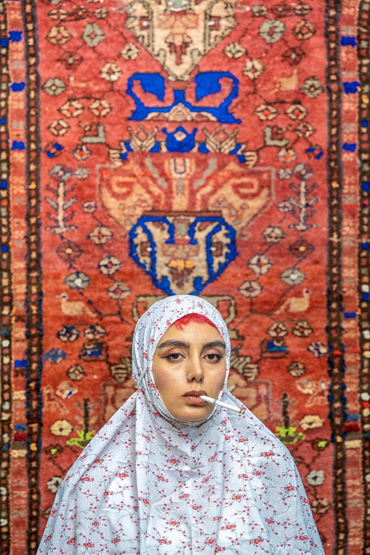 نساء إيران بين السجاد الفارسي وحجاب السلطة: تمرد معلن في صور مموّهة