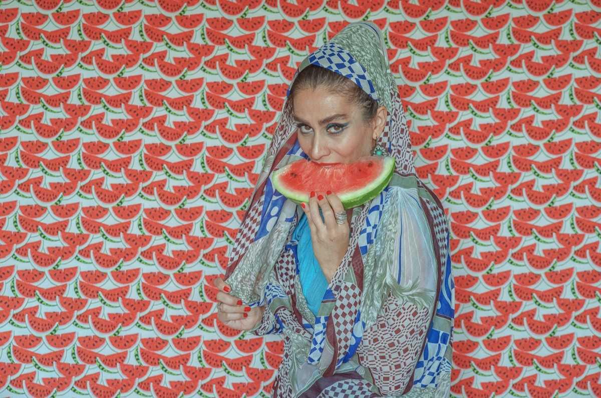 نساء إيران بين السجاد الفارسي وحجاب السلطة: تمرد معلن في صور مموّهة