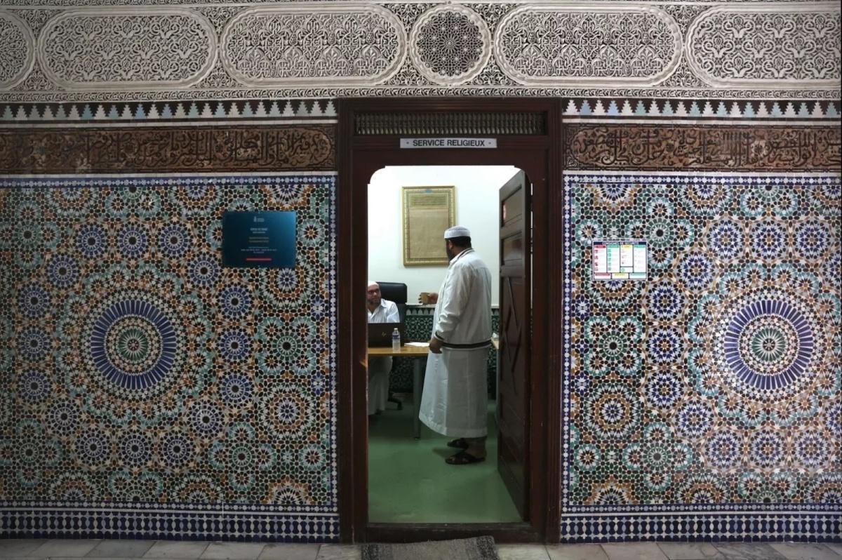 لوفيغارو : جامع باريس الكبير بين الذاكرة والسياسة الجزائرية لوفيغارو : جامع باريس الكبير بين الذاكرة والسياسة الجزائرية