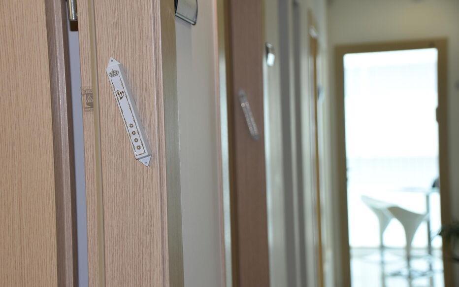 سجن عامين ونصف لـ«نَدين» بعد تسميم أسرة يهودية سجن عامين ونصف لـ«نَدين» بعد تسميم أسرة يهودية