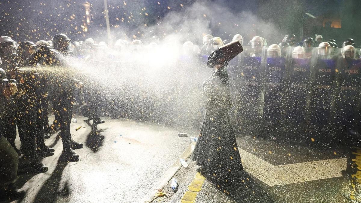 درويشٌ في قلب العاصفة: حين يتحوّل القمع إلى لوحة صوفية درويشٌ في قلب العاصفة: حين يتحوّل القمع إلى لوحة صوفية