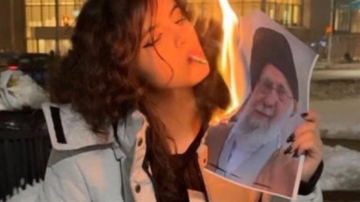 إيرانيات يشعلن السجائر بصور المرشد الأعلى آية الله خامنئي إيرانيات يشعلن السجائر بصور المرشد الأعلى آية الله خامنئي