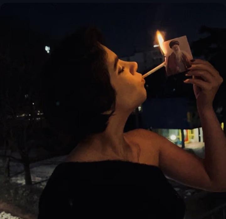 إيرانيات يشعلن السجائر بصور المرشد الأعلى آية الله خامنئي إيرانيات يشعلن السجائر بصور المرشد الأعلى آية الله خامنئي