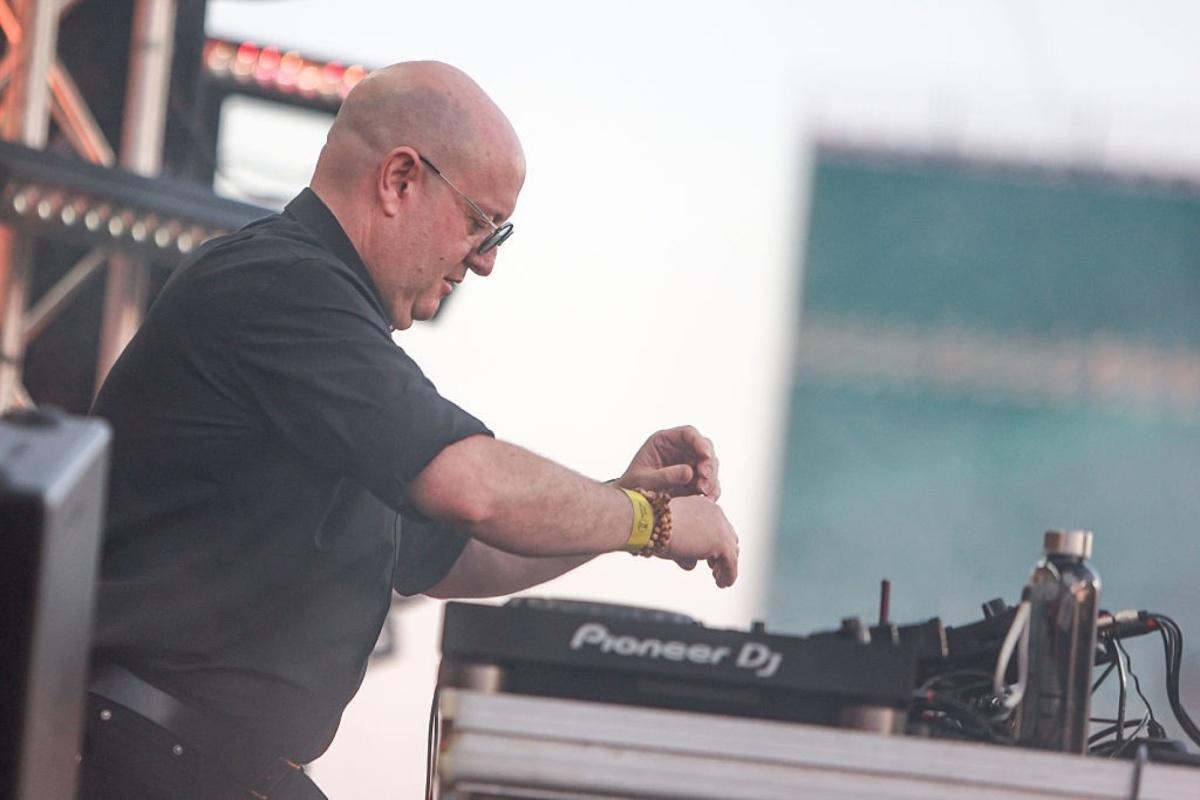 كاهن ودي جي يلفت الأنظار في لبنان