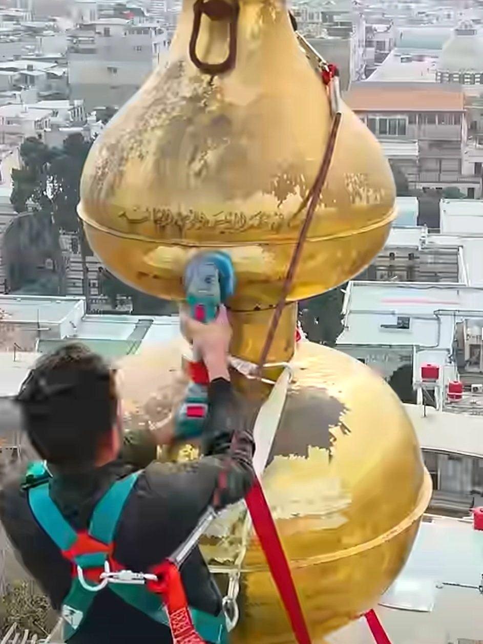 بعد إزالة الأوساخ الطارئة، هلال قبة النسر يلمع فوق المسجد الأموي