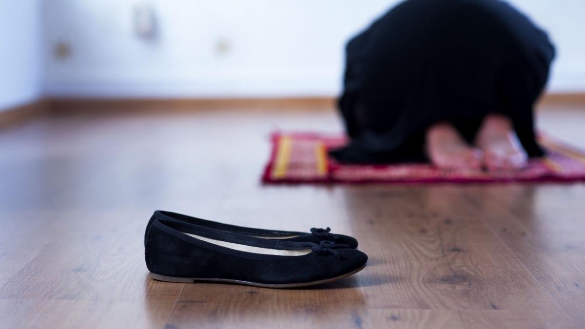 مدرسة هولندية متهمة بالتمييز بعد منع تلميذة من أداء الصلاة داخل الحرم المدرسي مدرسة هولندية متهمة بالتمييز بعد منع تلميذة من أداء الصلاة داخل الحرم المدرسي