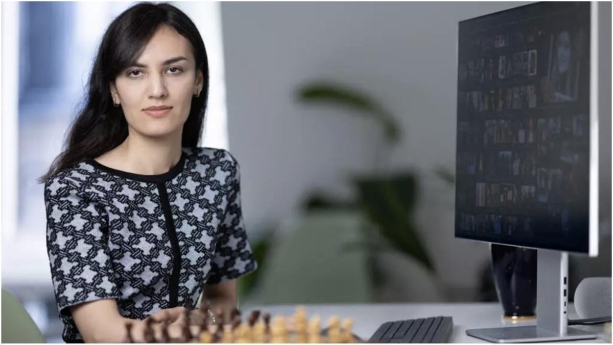 مِترا جازيبور: لاعبة شطرنج إيرانية تحوّل خلع الحجاب إلى موقف سياسي ودعوة لإسقاط النظام في طهران مِترا جازيبور: لاعبة شطرنج إيرانية تحوّل خلع الحجاب إلى موقف سياسي ودعوة لإسقاط النظام في طهران