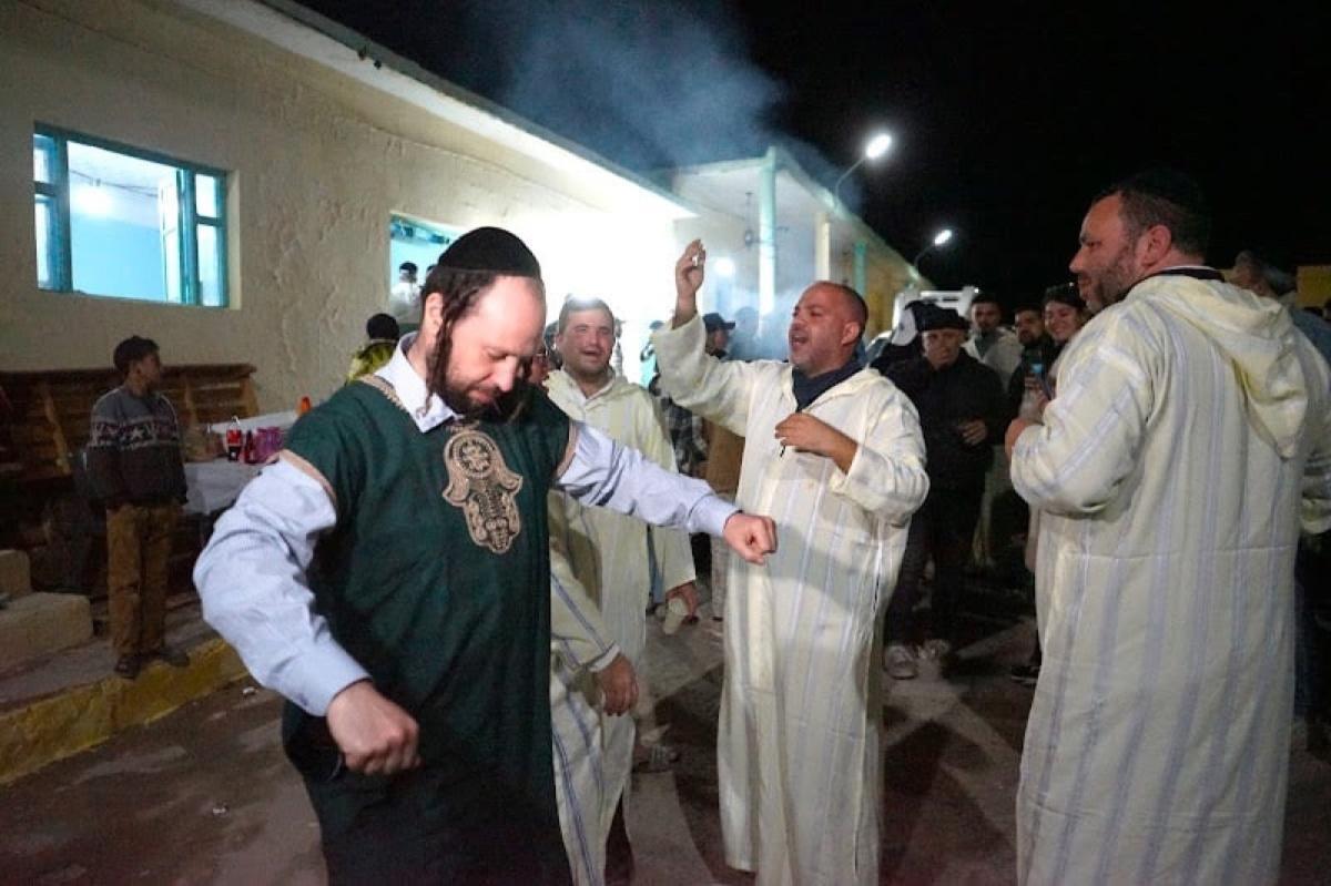 يهود ميدلت يرفعون الدعاء للملك محمد السادس في موسم «هيلّولة ربي إسحاق أبي حصيرة» يهود ميدلت يرفعون الدعاء للملك محمد السادس في موسم «هيلّولة ربي إسحاق أبي حصيرة»