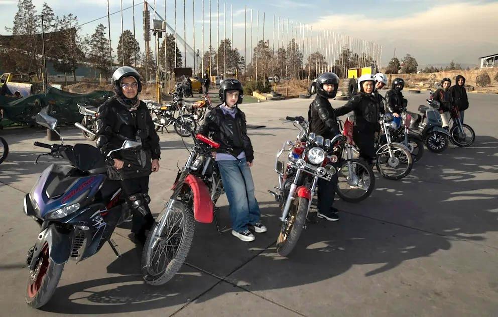 إيران تسمح أخيراً للنساء بقيادة الدراجات النارية إيران تسمح أخيراً للنساء بقيادة الدراجات النارية