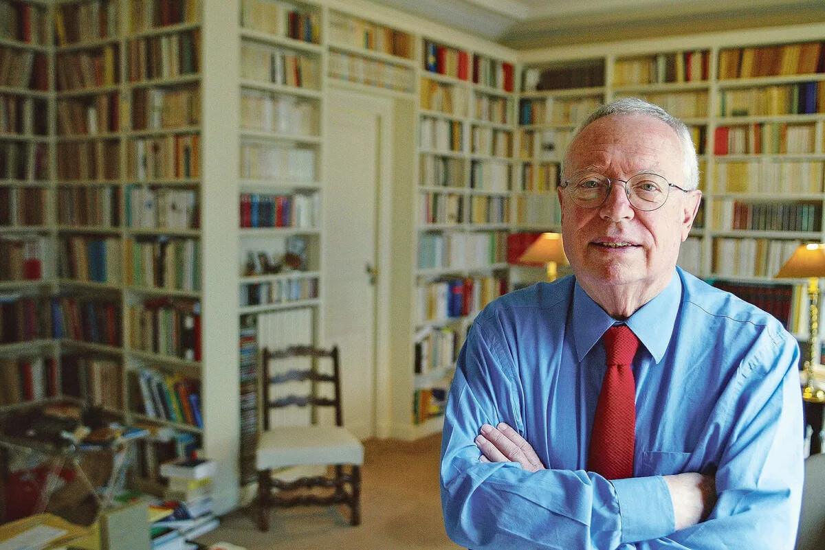 في فراغ ميتافيزيقي يتسع: «عدوى» آلان بسانسون وتحول الإيمان بين الأيديولوجيا والإنسانوية في فراغ ميتافيزيقي يتسع: «عدوى» آلان بسانسون وتحول الإيمان بين الأيديولوجيا والإنسانوية