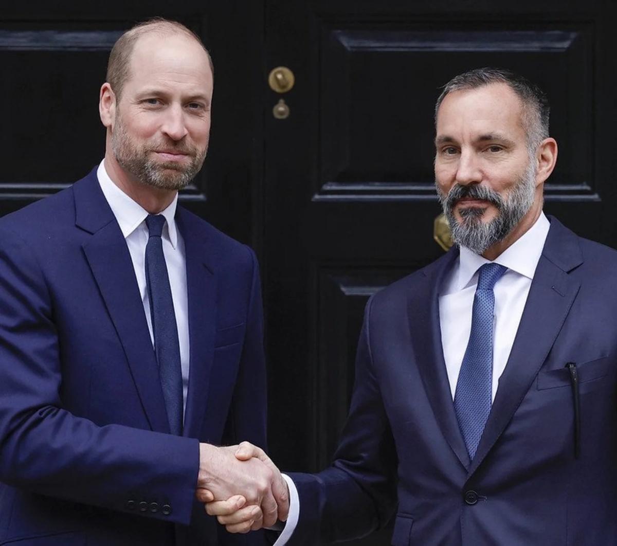 الأمير وليام يستقبل الآغا خان الخامس في قصر كنسينغتون الأمير وليام يستقبل الآغا خان الخامس في قصر كنسينغتون