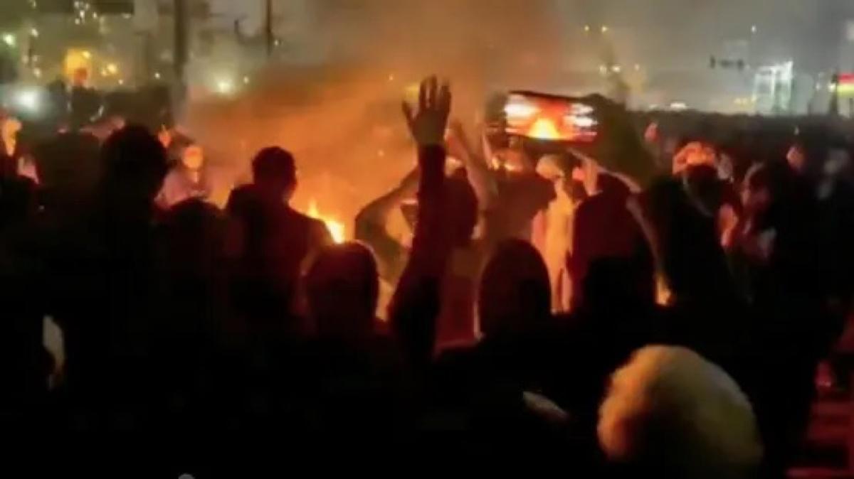 هتافات ليلية مناهضة لخامنئي تهز طهران عشية ذكرى الثورة هتافات ليلية مناهضة لخامنئي تهز طهران عشية ذكرى الثورة