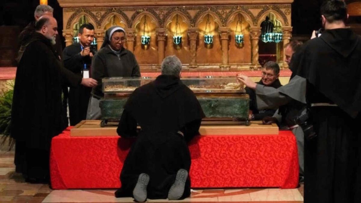 «سان فرنسيس يعيش»: إيطاليا تكشف للمرة الأولى رفات فقير أسيزي في ذكرى رحيله الثمانمئة 