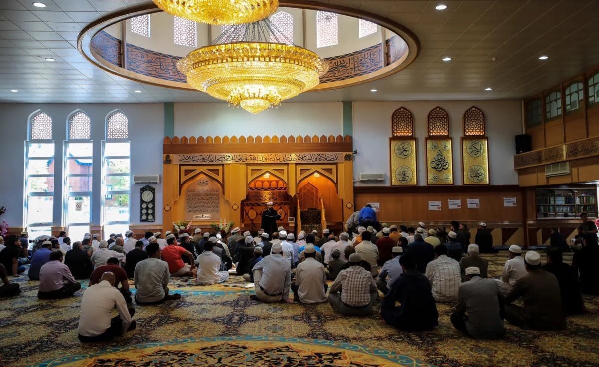 أسلحة داخل مسجد في مانشستر تثير استنفارًا أمنيًا واسعًا
