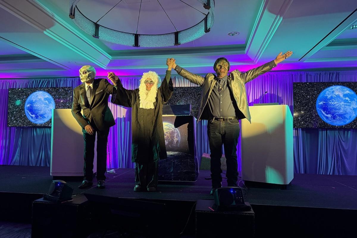 تحوّل الجيل الجديد من روحانيات «العصر الجديد» نحو عبادة الكائنات الفضائية ونظريات المؤامرة تحوّل الجيل الجديد من روحانيات «العصر الجديد» نحو عبادة الكائنات الفضائية ونظريات المؤامرة