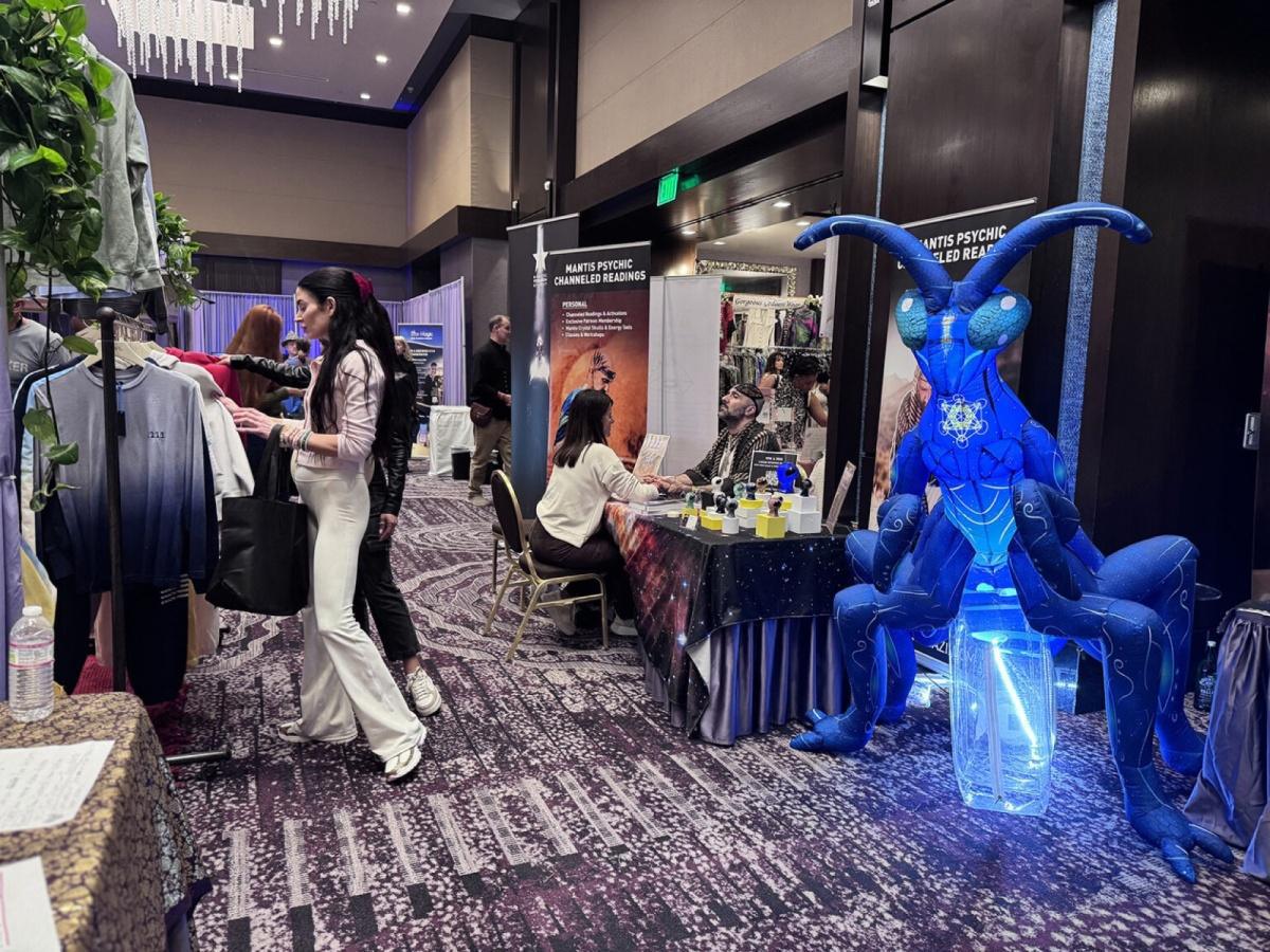 تحوّل الجيل الجديد من روحانيات «العصر الجديد» نحو عبادة الكائنات الفضائية ونظريات المؤامرة